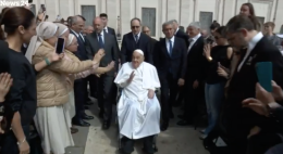 La “sorpresa” del Papa tra i fedeli: «Buona domenica delle Palme»