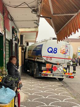 Malore alla guida, autocisterna finisce nel negozio