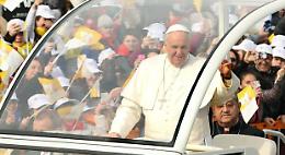 Papa Francesco, l'urlo a Scampia: «La corruzione “spuzza”»