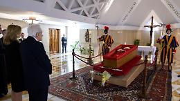 Mattarella rende omaggio al feretro di Francesco