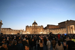 Papa Francesco, il lungo addio a San Pietro: migliaia in fila per Bergoglio