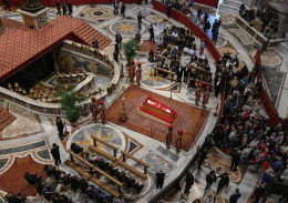 Papa Francesco, oltre 60mila a San Pietro per l'omaggio al Pontefice