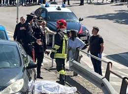 Auto piomba sulla folla, un morto e due feriti