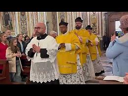 Folla alla Badia di Cava de'  Tirreni per la messa in latino e il canto gregoriano