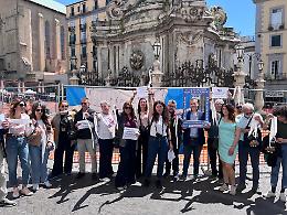 Libertà di stampa, flash mob a Napoli: «C’è emergenza nazionale per l’informazione»