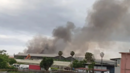 Vasto incendio a Napoli Est, aria irrespirabile