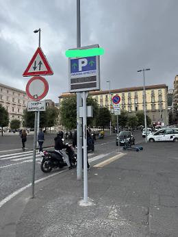Tabella abusiva in piazza Municipio, denunciato il gestore di un parcheggio
