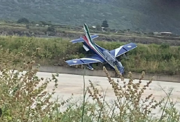 Frecce tricolori si “toccano” in volo, pilota ferito 