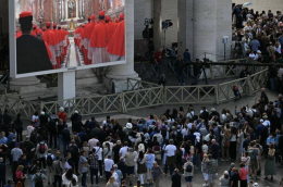 Conclave, cardinali in Sistina poi l'Extra Omnes
