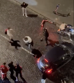 Aggredito a colpi di casco, il video choc
