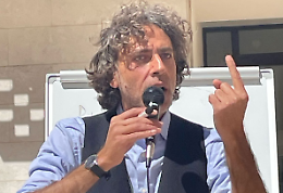 Anche Socrate era napoletano, la filosofia di strada arriva a Napoli