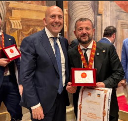 Ciro Poppella riceve la pergamena dal comitato del Leone d’Oro di Venezia e diventa “Cavaliere della cucina Italiana nel mondo"”