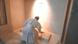 Papa Leone XIV prega sulla tomba di Francesco