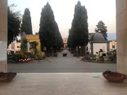 Scritte funebri, oggetti familiari, fiori e lumini sottratti di continuo