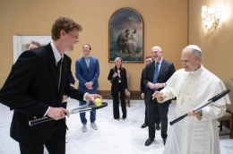 Sinner in visita dal Papa, a Leone XIV in dono una racchetta: «Giochiamo un po'?»