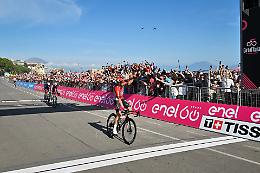 Giro d'Italia, caduta generale: la tappa viene “neutralizzata"