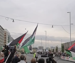 Giro a Napoli, manifestanti in strada e bandiere Palestina