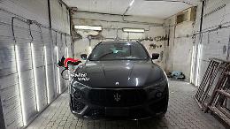 Sorpresi a smontare una Maserati rubata, 5 arresti