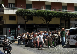 Castellammare di Stabia: folla in attesa dei bus dell'Eav