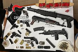In casa un arsenale con armi da guerra, 32enne in manette