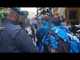 Verso lo scudetto, sequestrati a Napoli oltre 20mila articoli falsi: 18 denunce