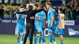 Conte corre in campo e abbraccia i suoi giocatori
