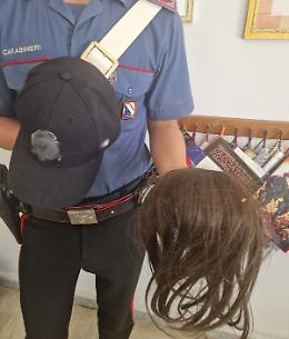 Cappellino e parrucca per mimetizzarsi: catturato latitante