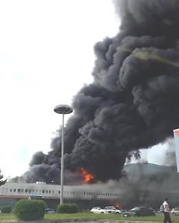Incendio all'Interporto-Cis, nube visibile per chilometri