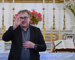 Il Vescovo Villano benedice i fedeli nella chiesa Sant'Antonio Abate a Pozzuoli