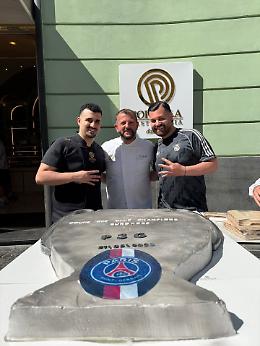 Una mega torta ironica di Ciro Poppella per la conquista della Champions del Psg
