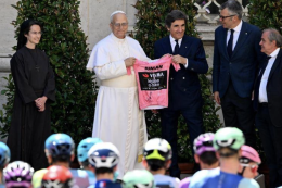 Giro d'Italia, Papa saluta i ciclisti e riceve la maglia rosa