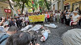 A terra come i morti nei bombardamenti a Gaza, flash mob a Napoli