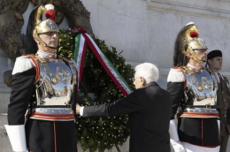 2 giugno, Mattarella all'Altare della Patria: «Con referendum Italia scelse pace e libertà»