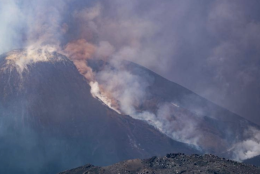 Eruzione Etna e turisti in fuga, è polemica dopo i video: «Perché erano in quota?»
