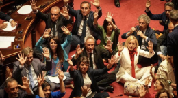 Dl sicurezza, via libera del Senato. Alta tensione e opposizioni sedute in terra per protesta