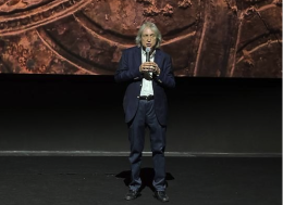 Al cinema con Vanzina: danno alla proiezione e lui si arrabbia