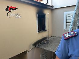 Serra di marijuana in corto circuito, appartamento in fiamme: un arresto
