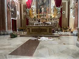 Sofferente psichico devasta santuario
