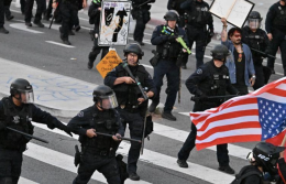Los Angeles, coprifuoco e arresti. Trump: «Manifestanti sono animali, pagati da qualcuno»