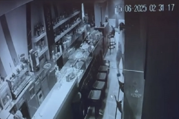 Rapina bar e spara, gestore reagisce con la scopa: il video è virale