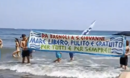 Numero programmato a Posillipo, protesta in spiaggia dei comitati