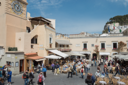 «Vietato disturbare i turisti»: ecco l'ordinanza del sindaco di Capri