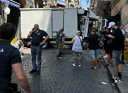 Furgone si schianta contro un muro, conducente incastrato tra le lamiere. Il video
