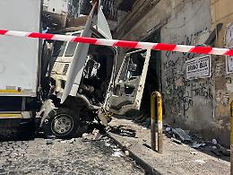 Camion perde controllo, ferito conducente