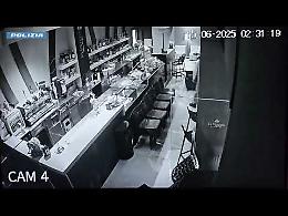 Spara al barista che si difende con la scopa, tradito da un tatuaggio