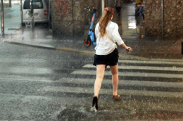 Temporali e calo termico, l'aria fresca scivola verso Sud