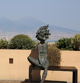 La donna sognante di Hahida sulla terrazza del Suor Orsola Benincasa