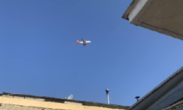 Aerei bassi su Napoli nord, rabbia civile e gas nell’aria 