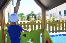 Bimbo di 4 anni sfugge ai genitori, trovato dalla polizia locale