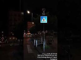 A Napoli cartelli luminosi per gli attraversamenti pedonali